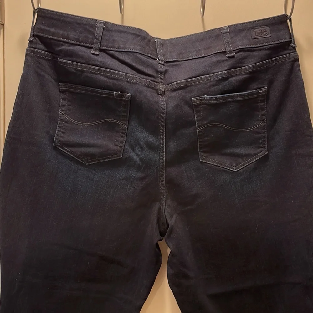 NWOT Lee relaxed fit straight leg mid rise dark wash size 22W - Picture 3 of 6